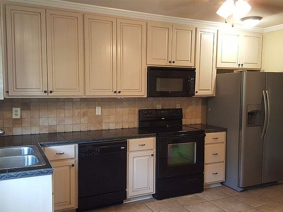 3rd image of 2042 Winona Ave