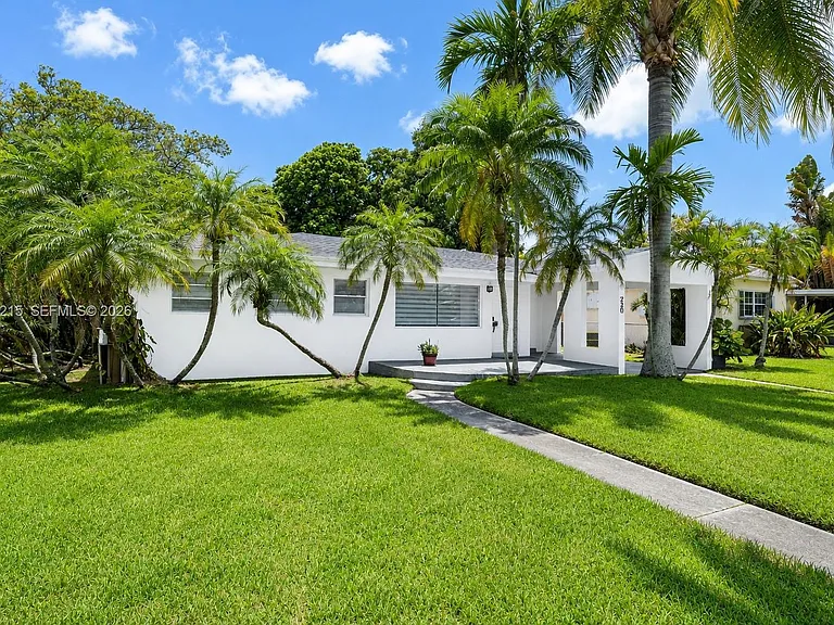 230 NE 2nd Pl — Photo 3