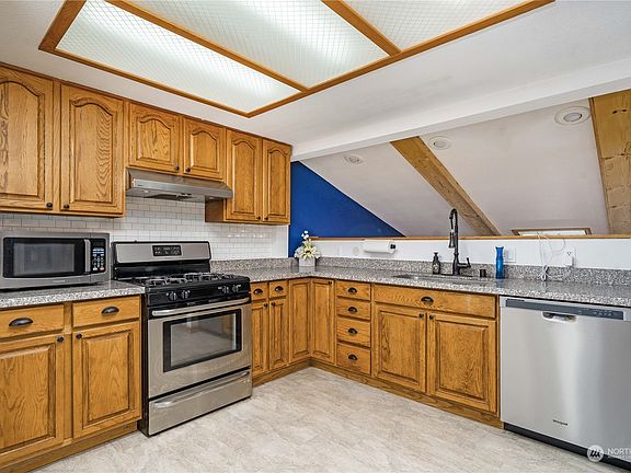 Kitchen is on the main floor with stainless steel appliances and granite countertops.>