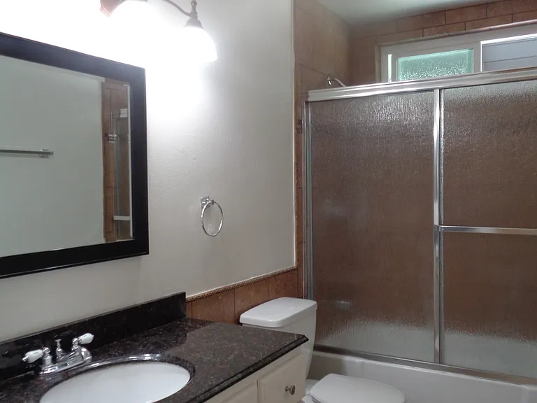 607 E Utica Ave — Photo 11