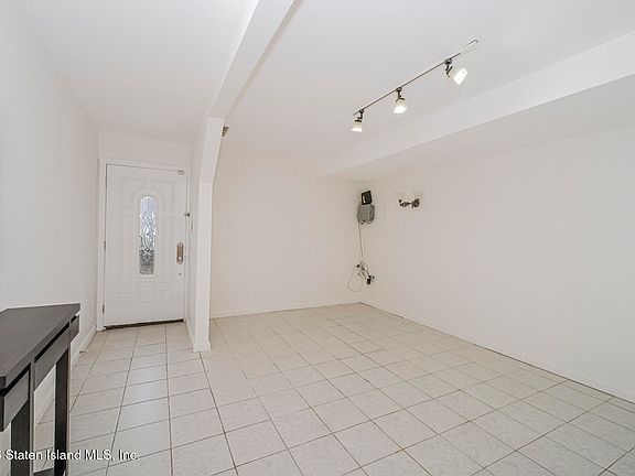 5th image of 107 Hempstead Ave