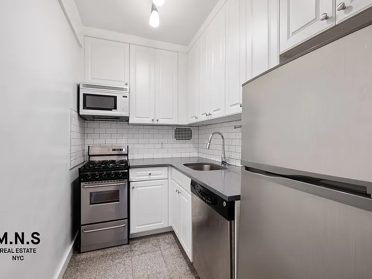 210 E 58th St #6A — Photo 5
