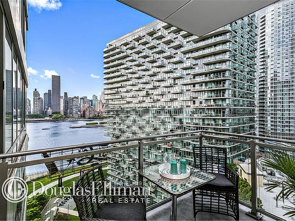 4th image of 4630 Center Blvd APT 1402
