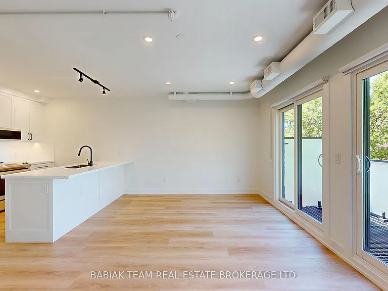 656 Annette St #302 — Photo 8