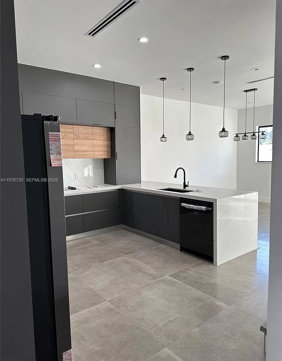 4655 SW 32nd Ave — Photo 1