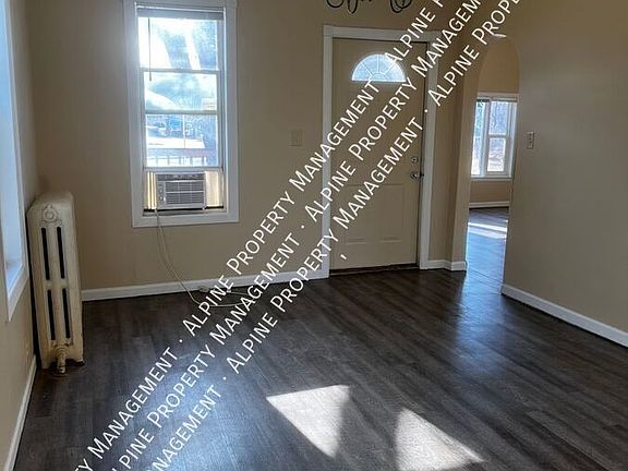 5th image of 916 W 10th St