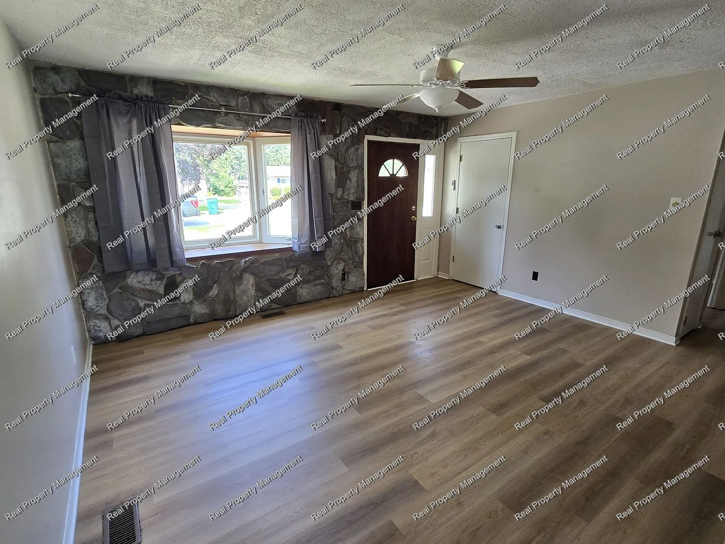Updated 3 Bedroom Ranch — Photo 2