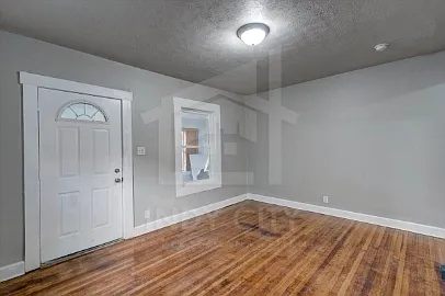 3 bed, 1.0 bath, 962 sqft, $1,325 — Photo 2