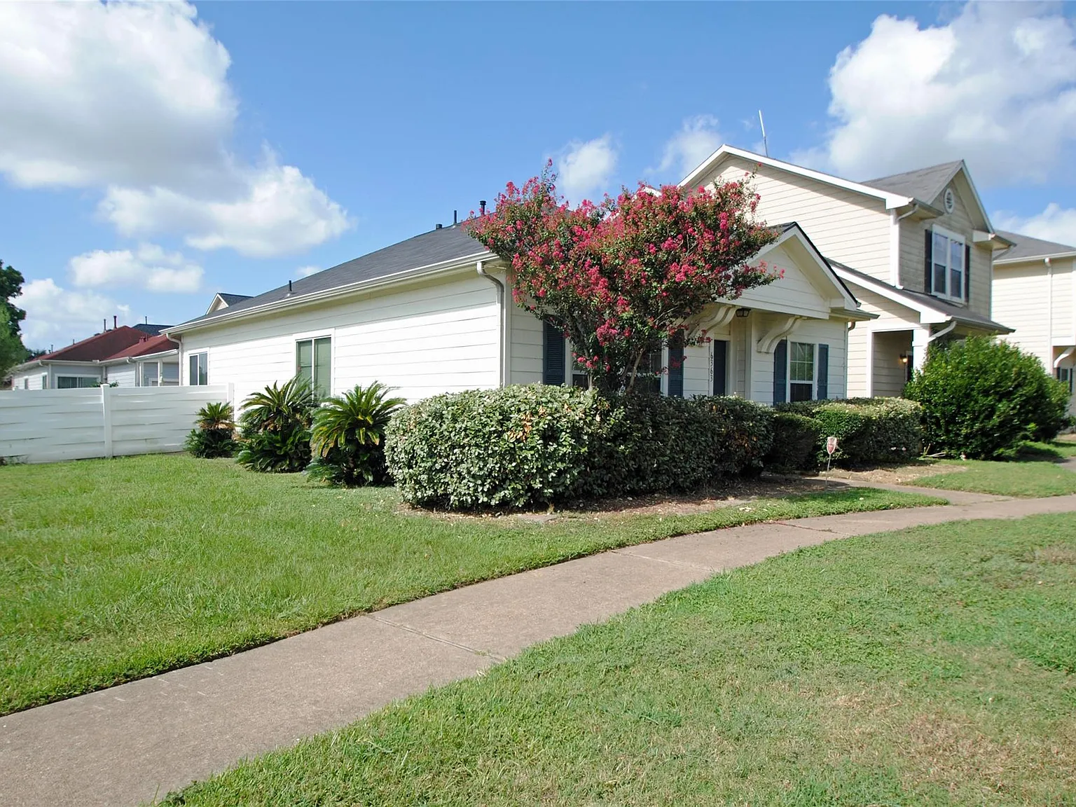 3 bed, 2.0 bath, 1232 sqft, $1,850 — Photo 2