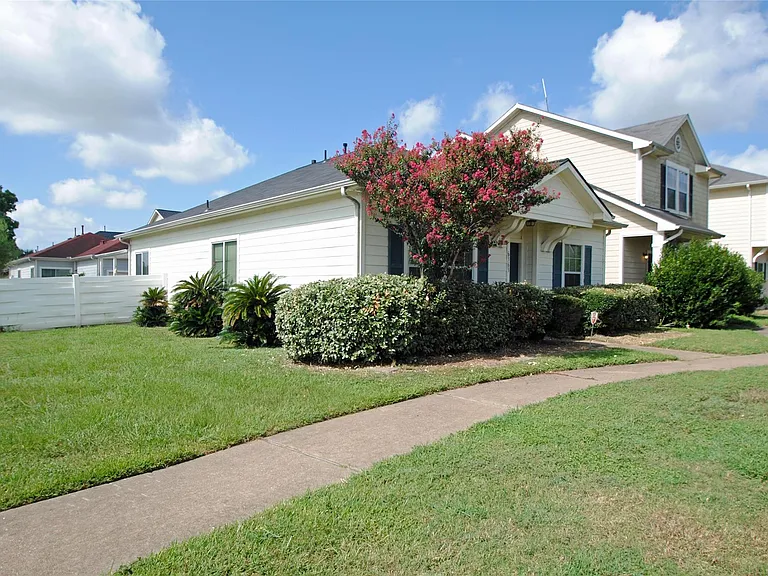 6363 Provident Green Dr — Photo 2