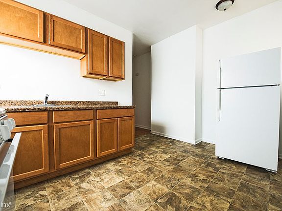 8014 S Maryland Ave Apartments Chicago Kitchen_02