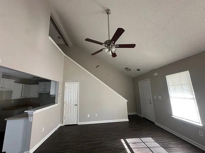 3 bed, 2.5 bath, 1352 sqft, $1,495 — Photo 2