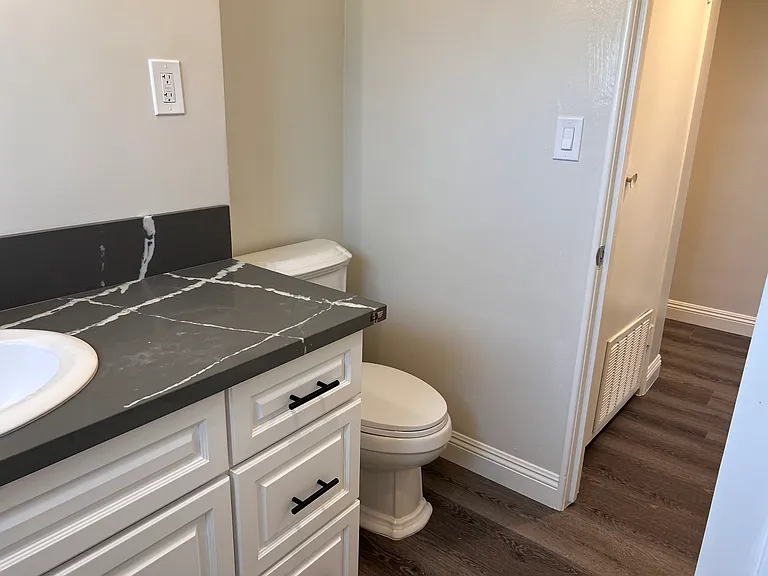 915 E Wingate St — Photo 11