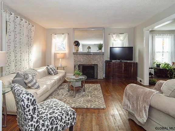 5th image of 2301 Burdett Ave