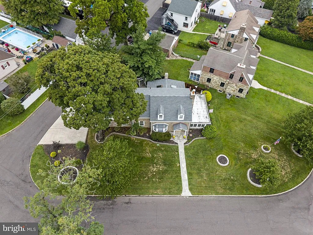 4 bed, 4.0 bath, 3750 sqft, $4,000 — Photo 3