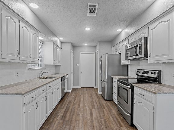 4th image of 2909 Lake Park Dr