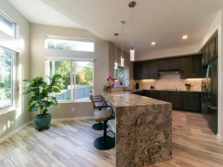 1050 Fox Run Ct — Photo 2