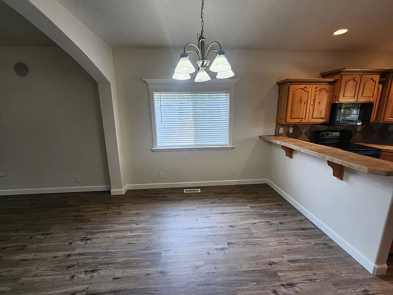 2249 White Hawk — Photo 4