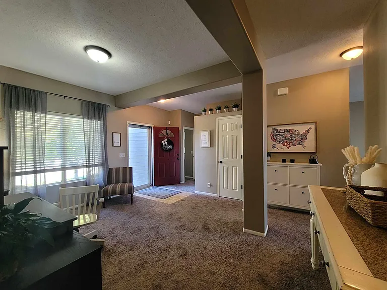 18610 L Cir — Photo 2