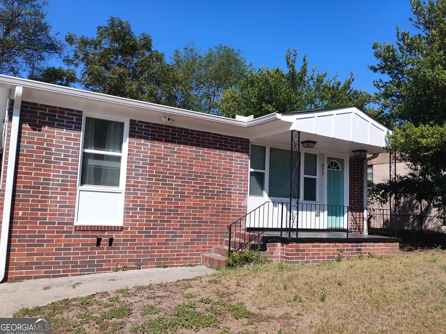 3 bed, 1.0 bath, 930 sqft, $1,300 — Photo 1
