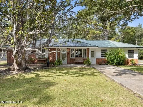 1919 Stuart Ave, Ocean Springs, MS 39564