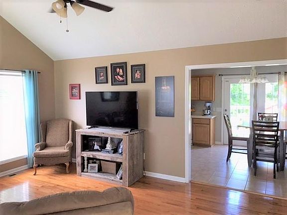 4th image of 220 Timberline Dr
