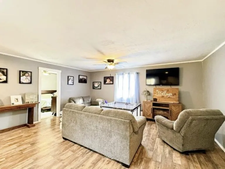 609 W Mona Ave — Photo 2