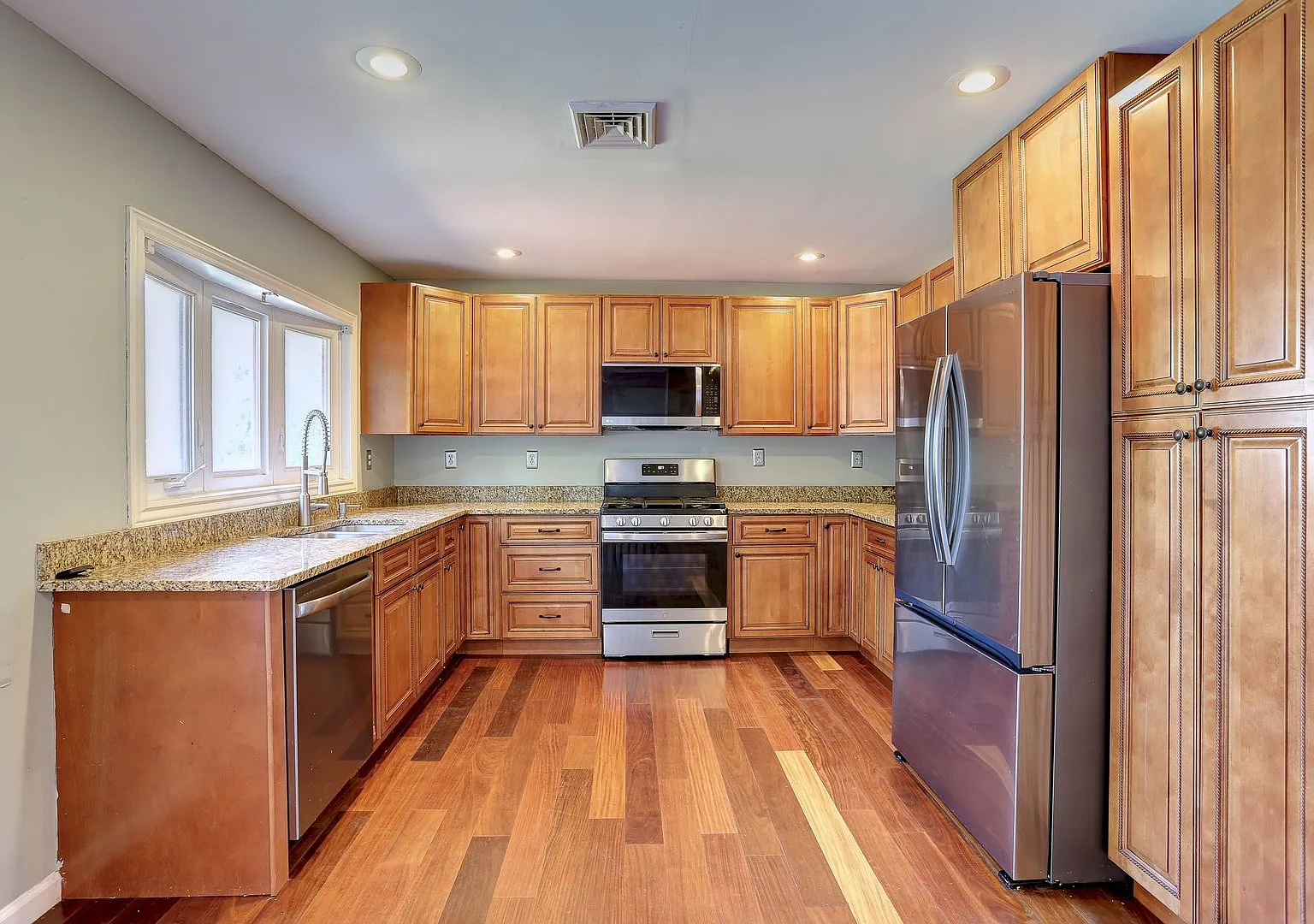4 Bedroom 2 Bath Hanover Home w- 2-Car Garage on a Stunning Lot — Photo 2
