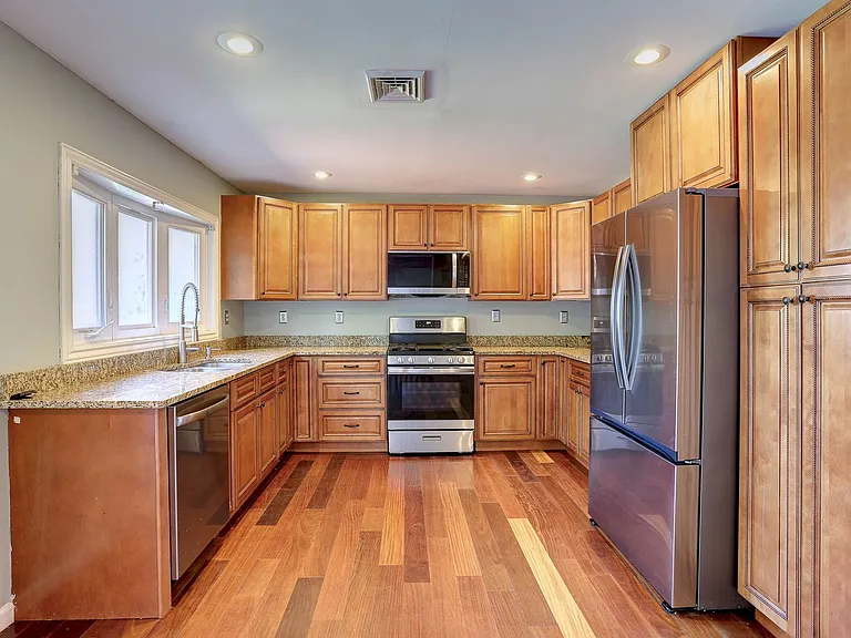 1735 Maple Ave — Photo 2