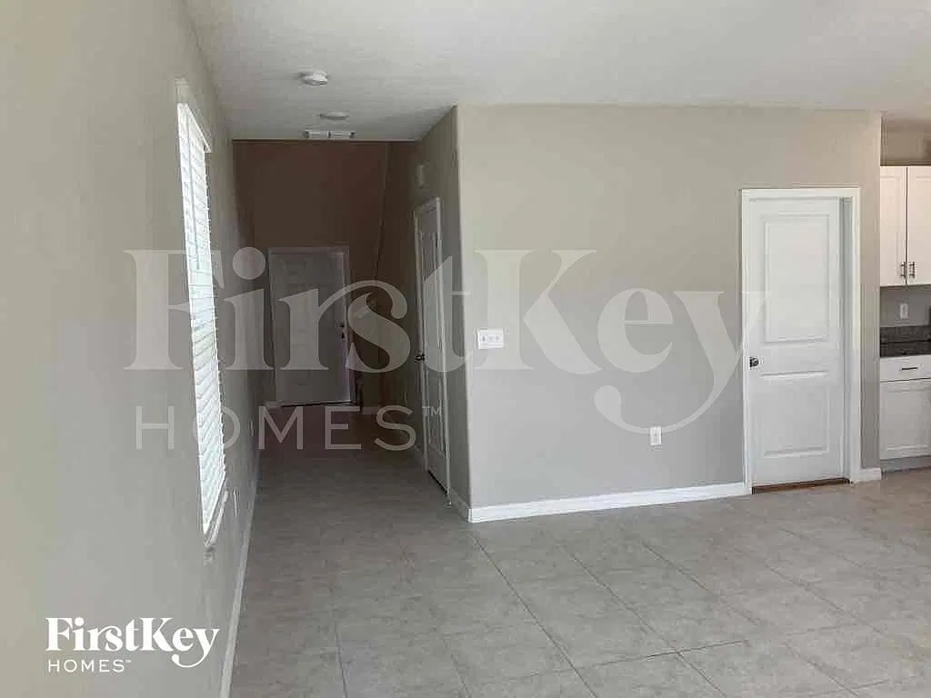 4 bed, 2.5 bath, 1914 sqft, $2,665 — Photo 2