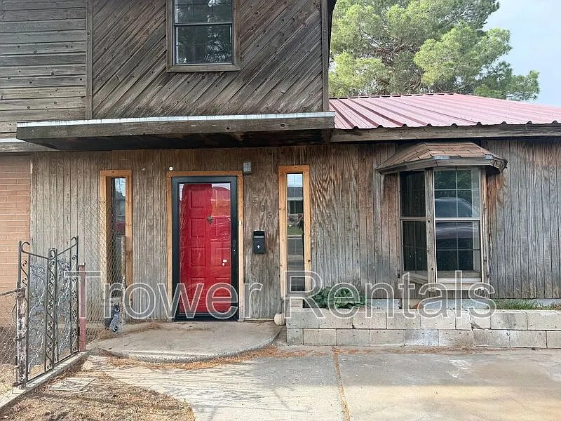5 bed, 3.0 bath, 3308 sqft, $2,000 — Photo 2
