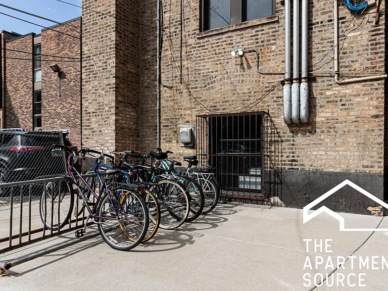 633 W Barry Ave #101 — Photo 11