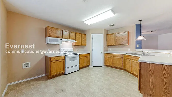 109 Covey Ln — Photo 2