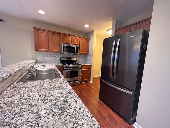 3rd image of 3050 Ledgestone Dr NE