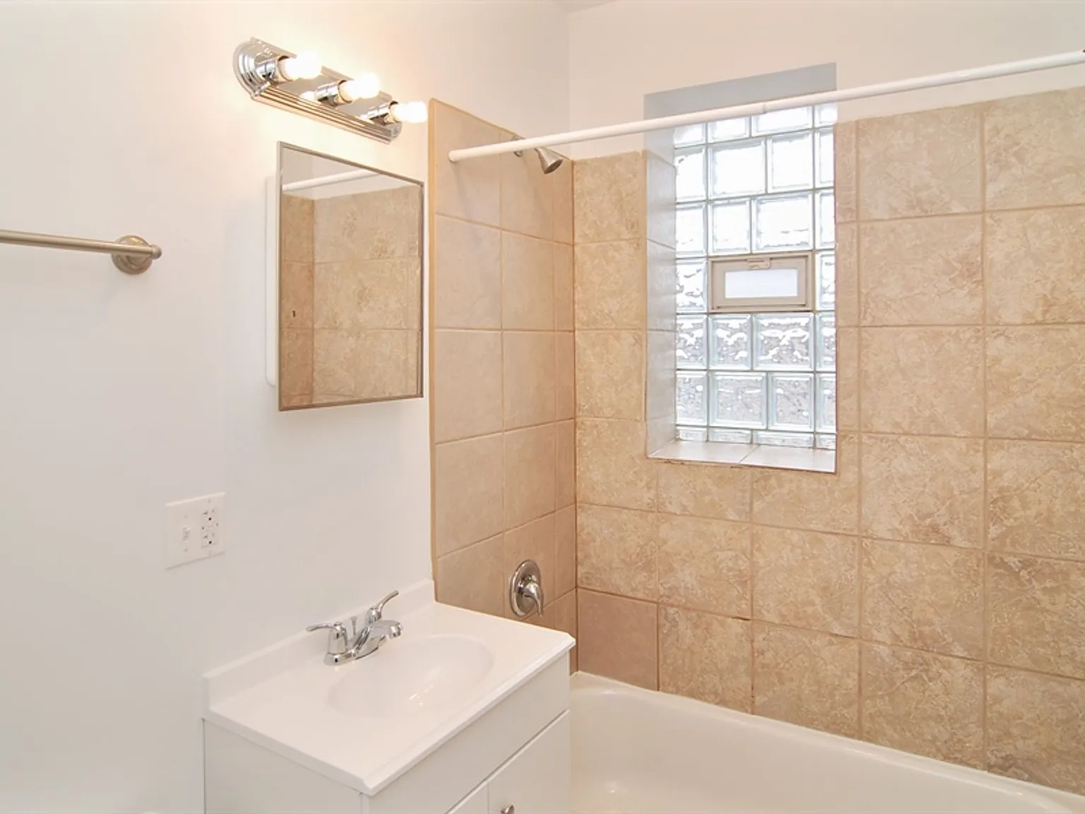 3501 W Adams — Photo 2