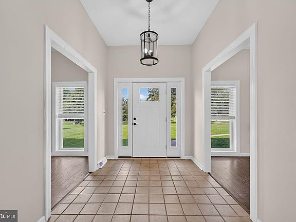 4th image of 408 Commodore Dr