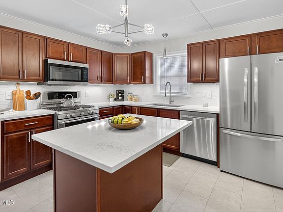 5th image of 669 Pawling Avenue