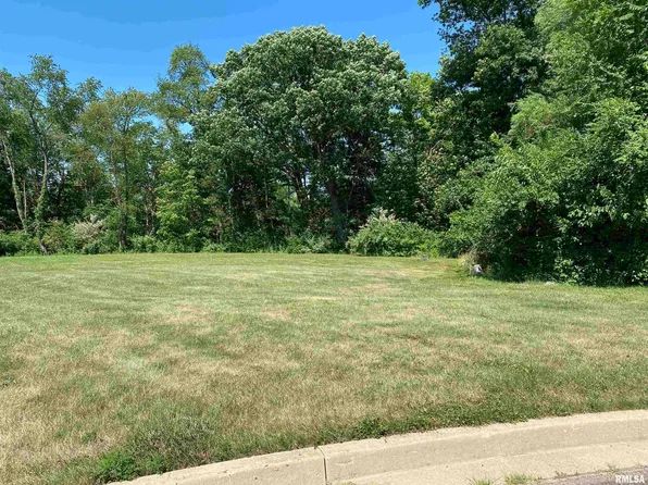 3747 Grandview Ct, Pekin, IL 61554