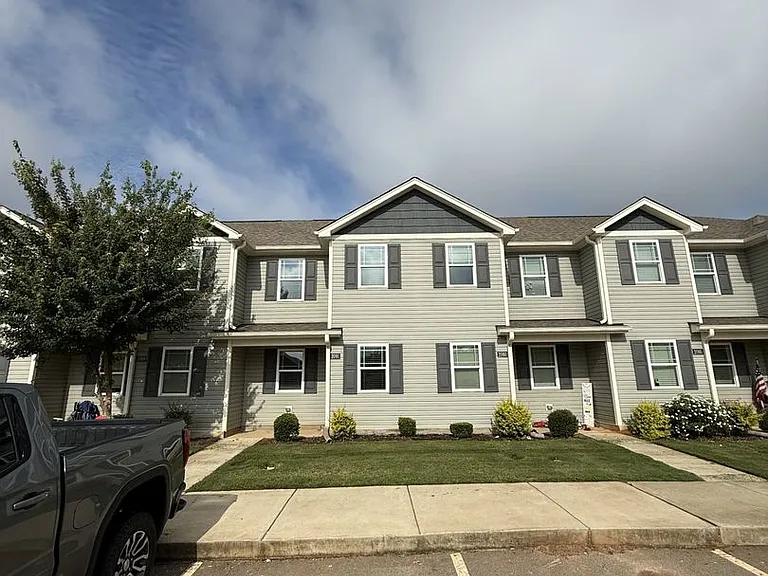2091 Wiggins Vlg — Photo 2