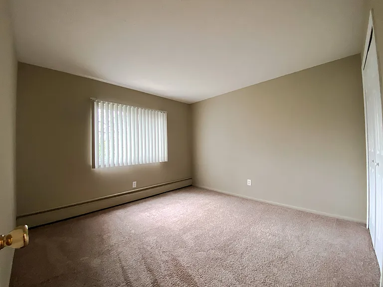 Holland Gardens Apartments — Photo 23