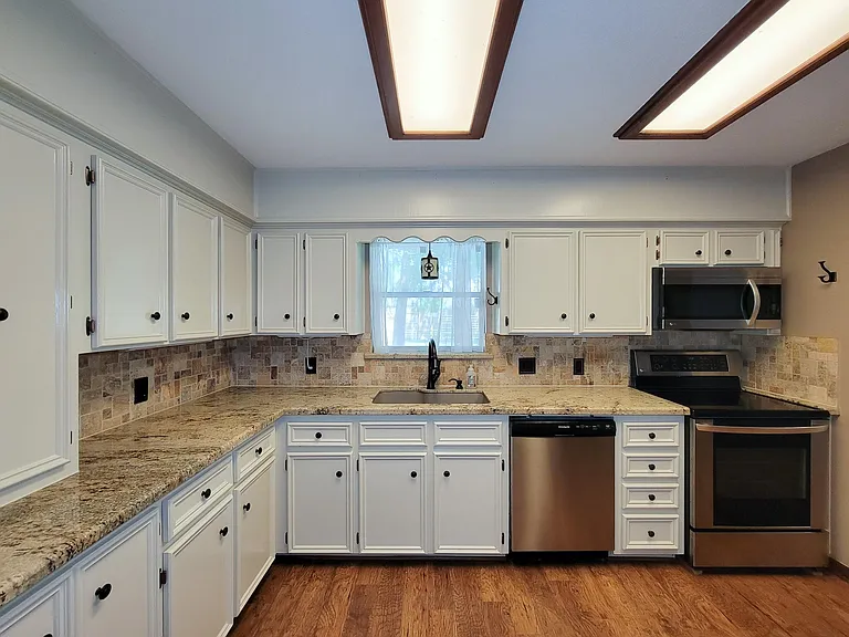 10282 Valley Dr S — Photo 17