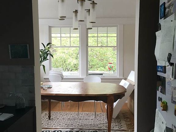 Dining Room, 9' ceilings