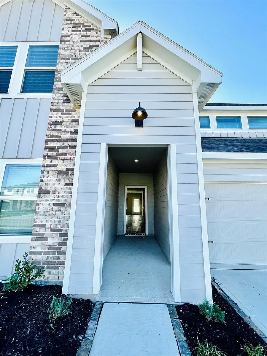 Building Photo - 3310 Silverton Dr