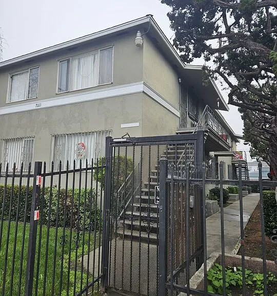 7906 S San Pedro St #4 — Photo 1