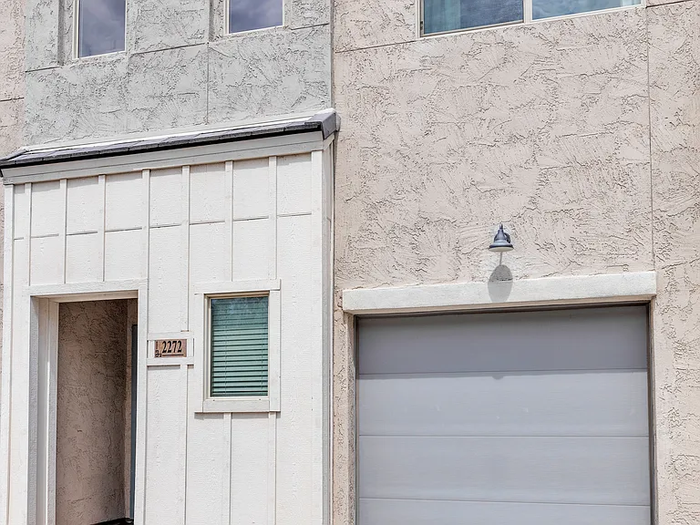 2272 W Harmont Dr — Photo 2