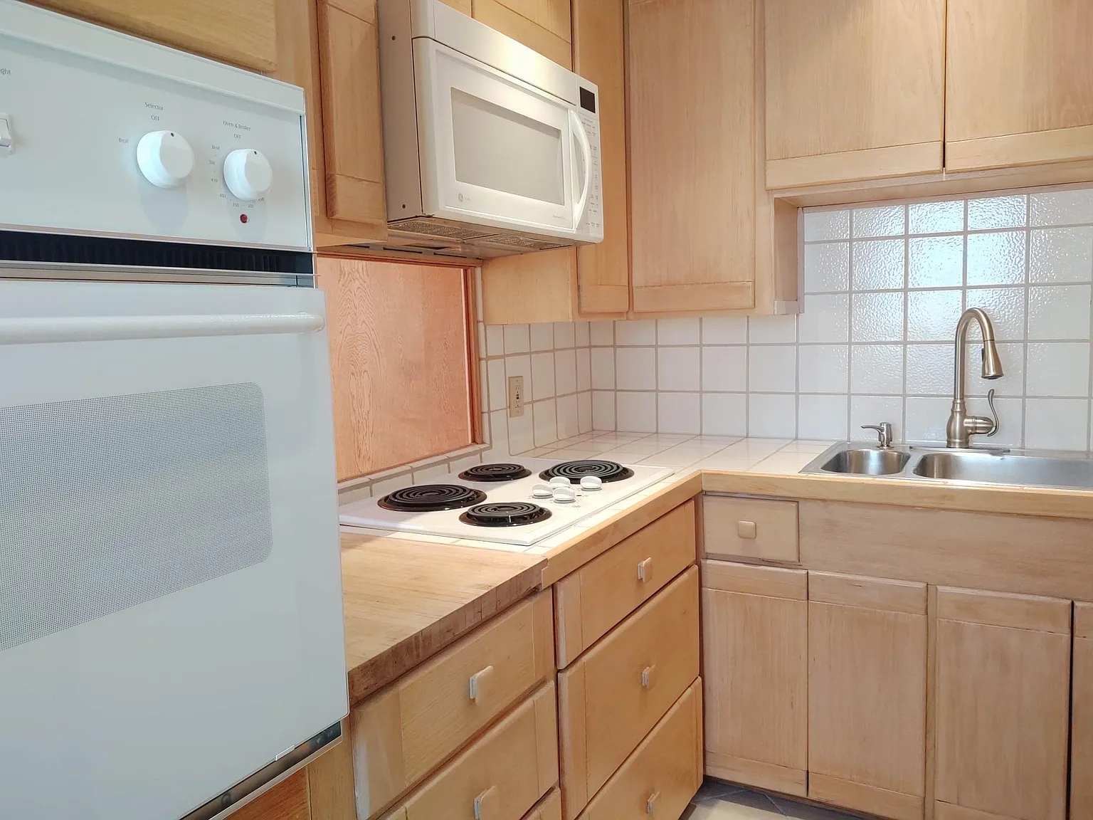 190 Acacia Ave photo 1