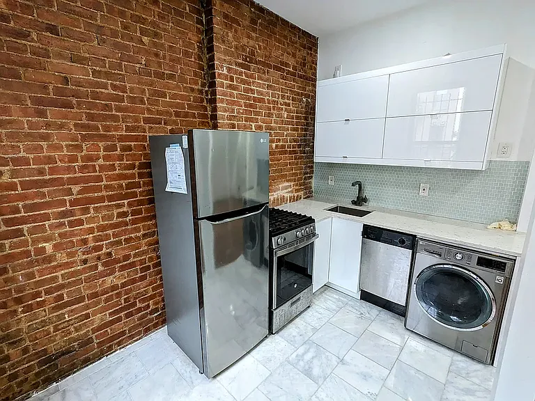 526 W 46th St #2F — Photo 4