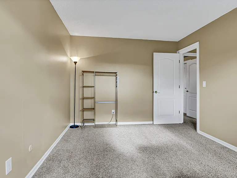 2990 Roche Dr S — Photo 15