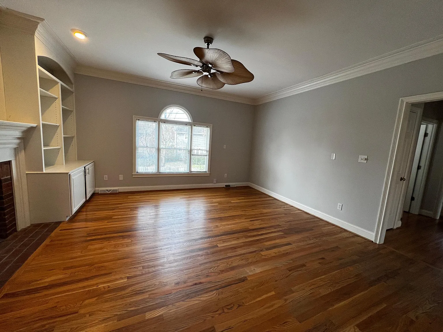 4 bed, 2.5 bath, 4077 sqft, $3,300 — Photo 4