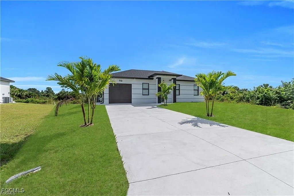 3 bed, 2.0 bath, 1060 sqft, $1,900 — Photo 3